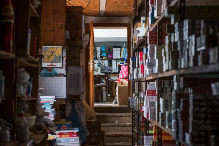 Rayonnages d'une librairie de livres anciens et d'occasion
