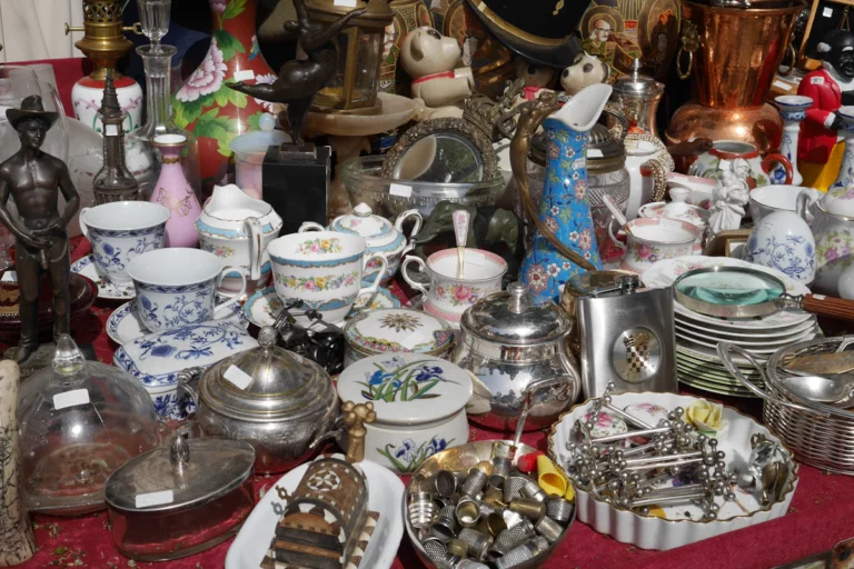 Tasses et vaisselle anciennes chinées chez un brocanteur