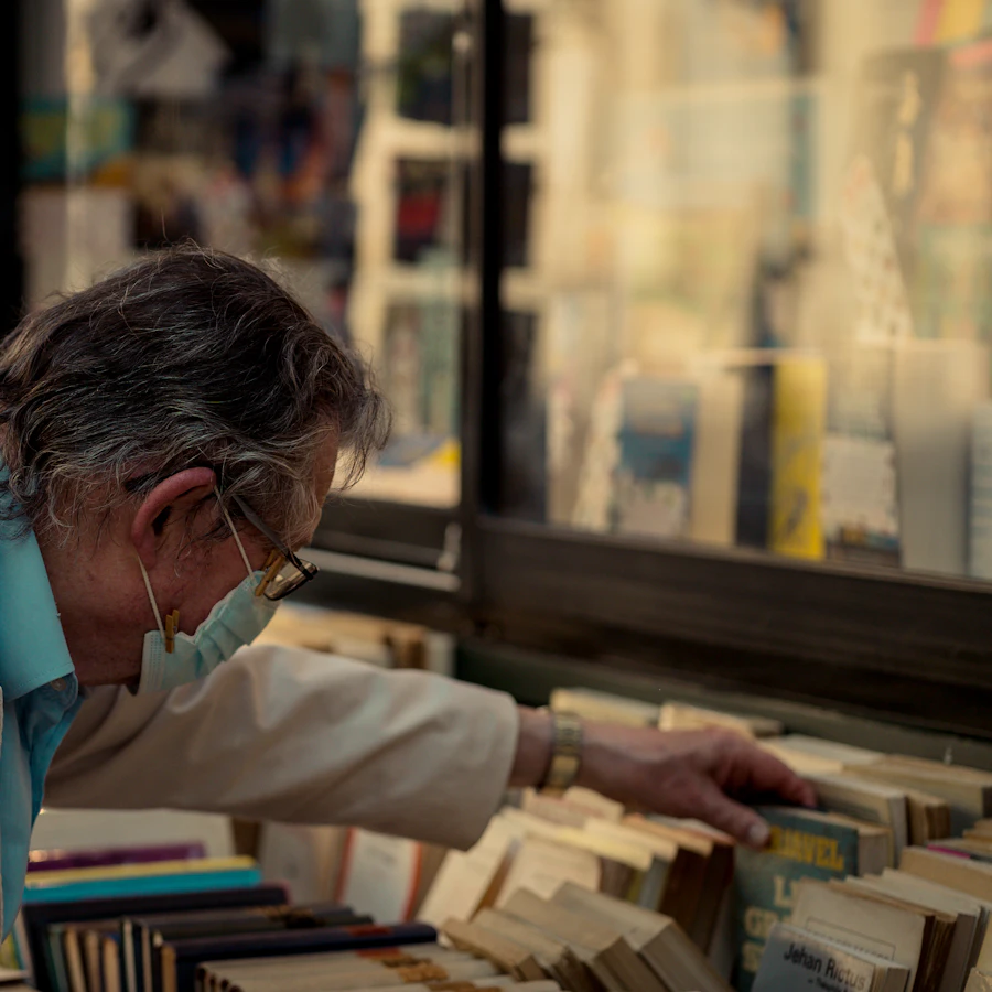 Lecteur plongé dans un livre ancien